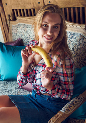 18 year old girl sexys her sisters boyfriend and sends her the selfie as proof